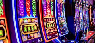 sloot game အက်ပ်မှ Sportsbook နှင့် Live Casino ကစားနေသောပုံ